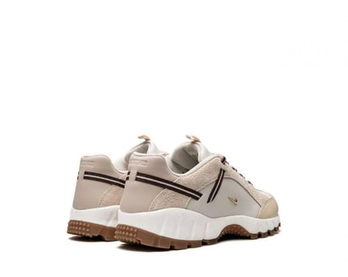 نايكي جاكومس ابيض