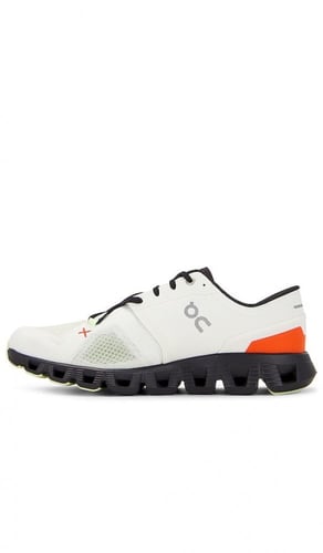 اون رانينغ كلاود اكس ابيض و برتقالي