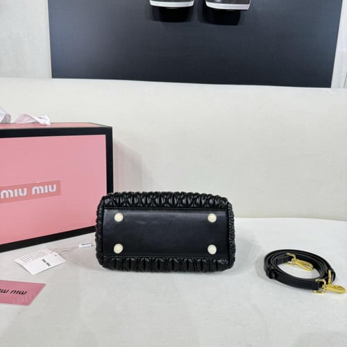 شنطة ميو ميو اسود خيارك المثالي