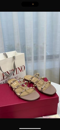 فالينتينو صندل بيج أنيق