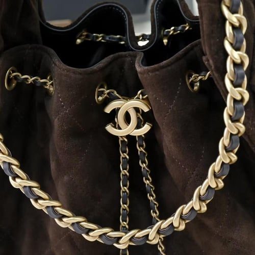 شنطة تشانيل بني مخمل