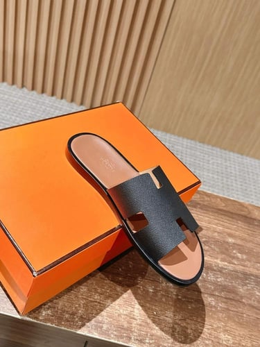 ايرميز صندل اسود عصري