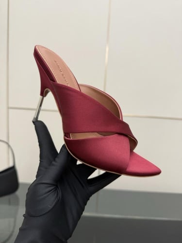 امينة معادي كعب عنابي