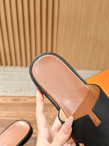 ايرميز صندل اسود عصري