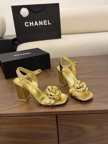 شانيل كعب ذهبي لامع