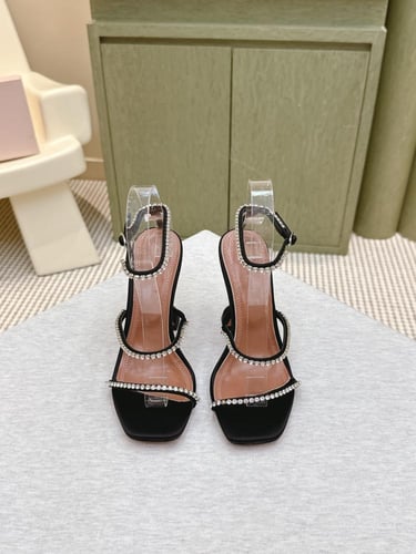 امينة معادي كعب أسود عصري