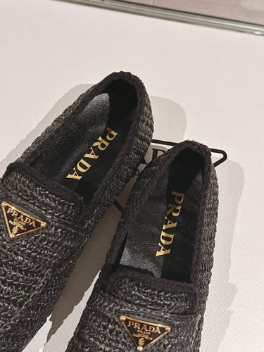 لوفر برادا اسود من الكروشيه