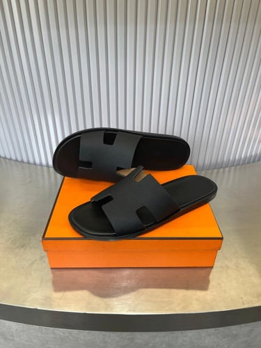 ايرميز صندل اسود يومي و أنيق