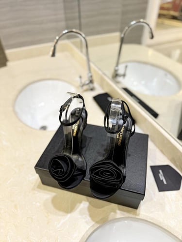 سان لوران كعب عالي اسود أنيق