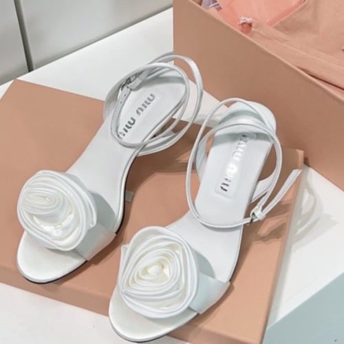 ميو ميو كعب ابيض