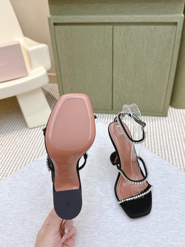 امينة معادي كعب أسود عصري