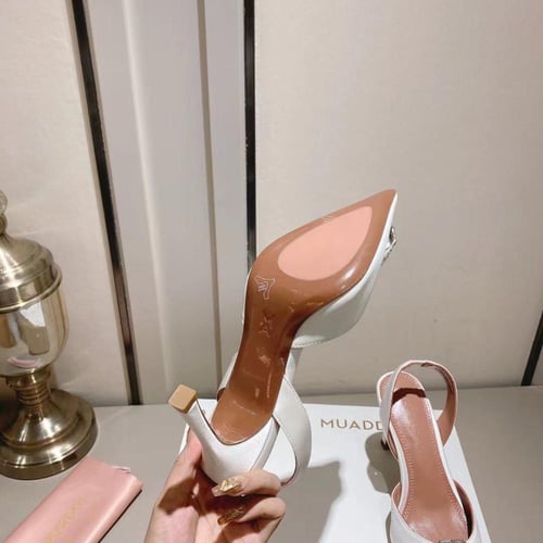 امينة معادي كعب عالي أبيض