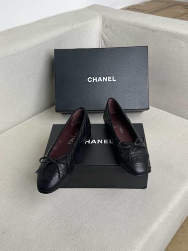 فلات شانيل أسود مميز