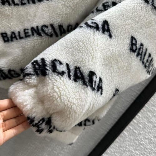 جاكيت بالانسياغا بتصميم جذاب