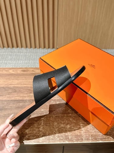 ايرميز صندل اسود عصري