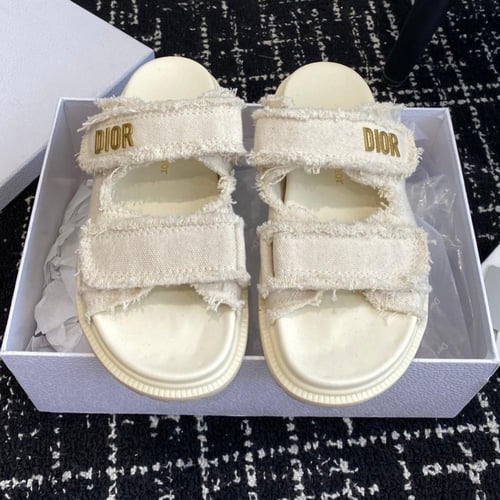 ديور صندل ابيض عصري