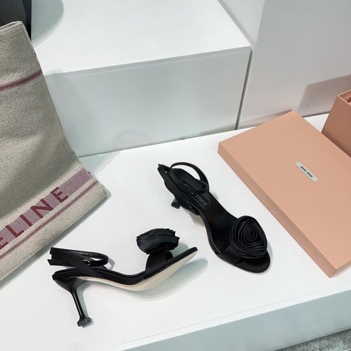 ميو ميو كعب اسود