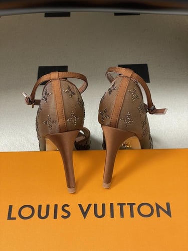 لويس فيتون كعب عالي بني أنيق