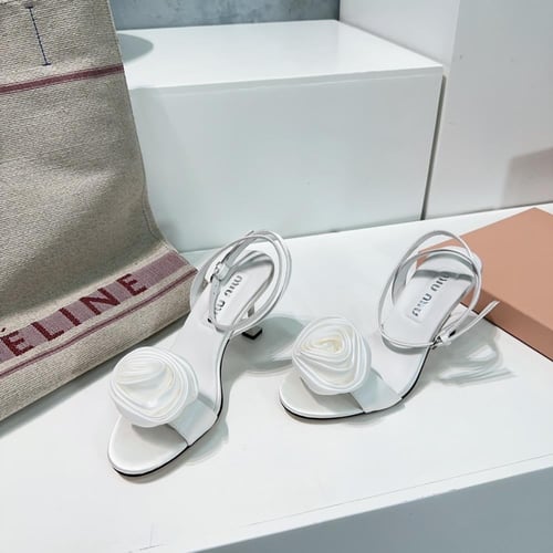 ميو ميو كعب ابيض