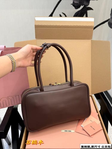 شنطة ميو ميو بني إطلالة راقية