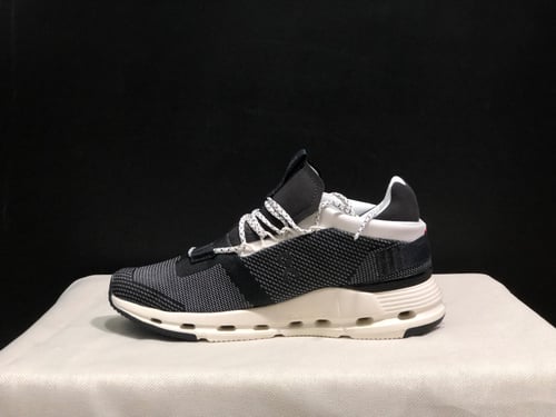 اون رانينغ كلاود نوفا اسود و ابيض