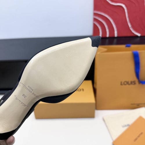 لويس فيتون كعب عالي أسود عصري