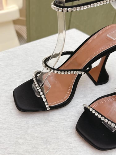 امينة معادي كعب أسود عصري