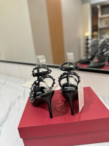 كعب فالنتينو اسود فاخر