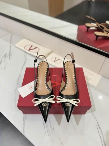 فالينتينو كعب عالي أسود عصري