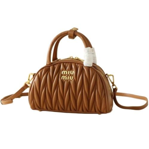 شنطة ميو ميو بني فاتح تضيف جمال لإطلالتك