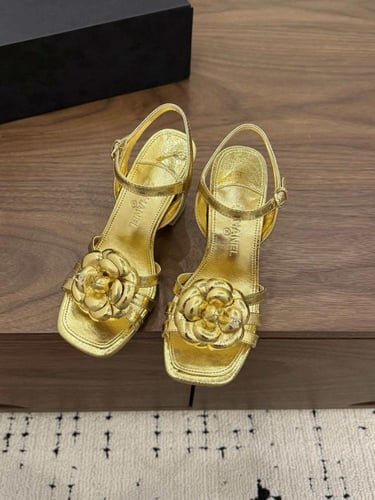 شانيل كعب ذهبي لامع