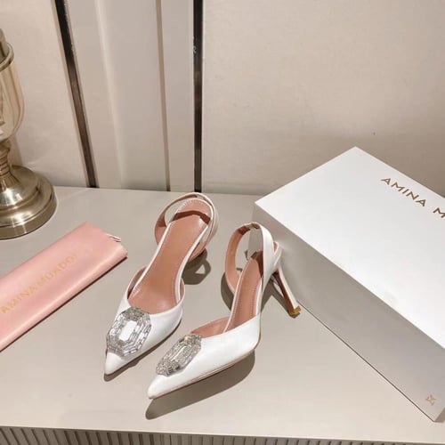 امينة معادي كعب عالي أبيض