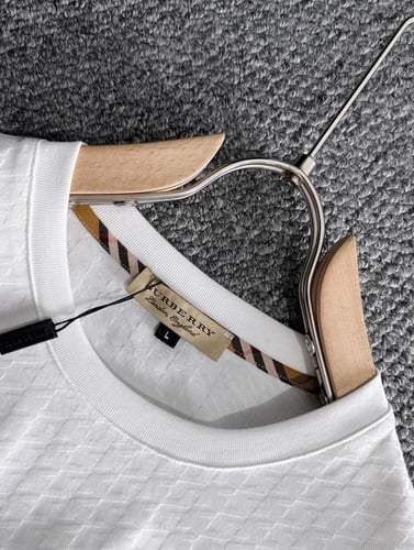 تي شيرت بالنسياغا ابيض مميز