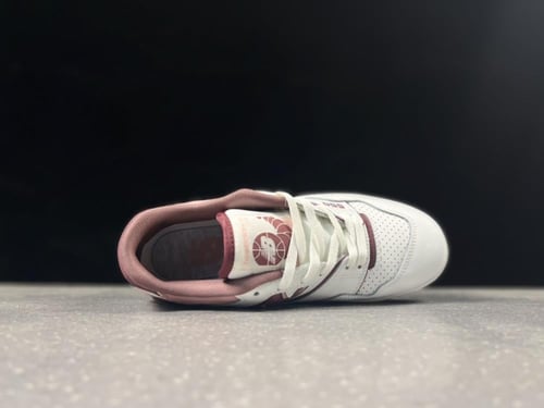 نيو بالانس 550 أبيض و عنابي