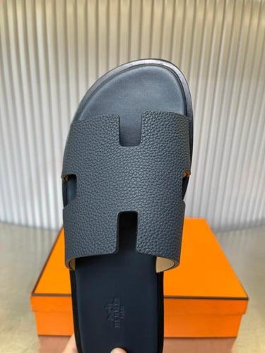 ايرميز صندل اسود يومي و أنيق