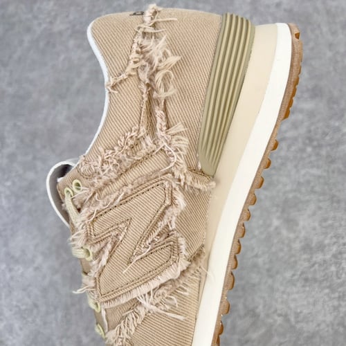 نيو بالانس تعاون مع ميو بني فاتح