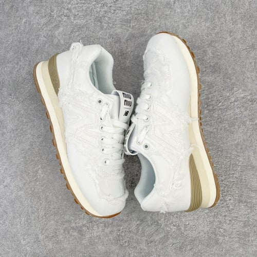 نيو بالانس تعاون مع ميو ابيض