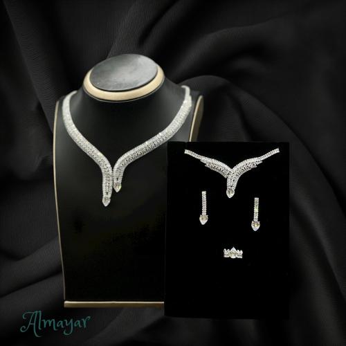 طقم كلاسيكي بلمعة فريدة وانسياب انيق