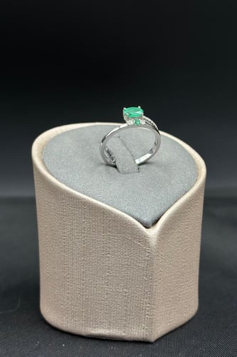 خاتم الماس وزن الذهب : 2.12 جرام وزن الألماس : 0.1...