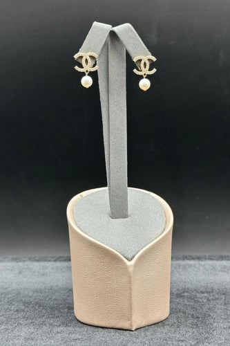 حلق ذهب تصميم الماس عيار 18 وزن من 4.6 الى 4.7 جرا...