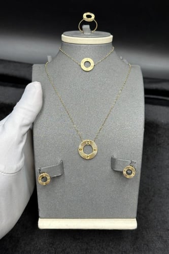 طقم دائري ذهب تصميم الماس عيار 18 وزن من 6.3 الى 6...