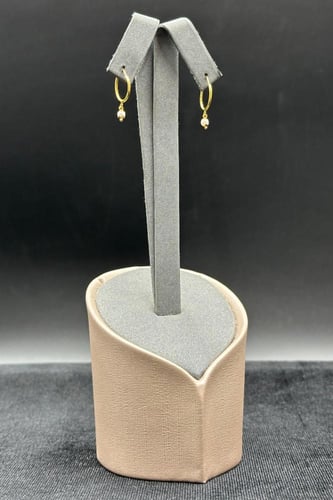 حلق ذهب مع صدف ابيض عيار 21 وزن من 0.5 الى 0.6 جرا...