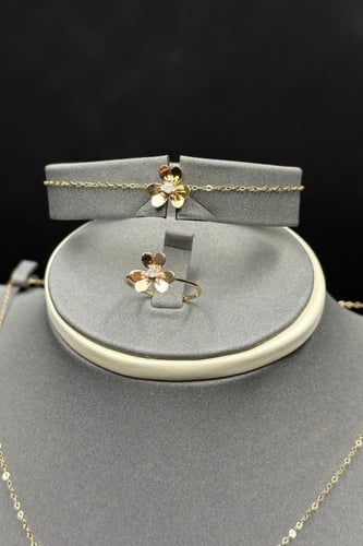 طقم زهرة ذهب تصميم الماس عيار 18 وزن 4.9 جرام