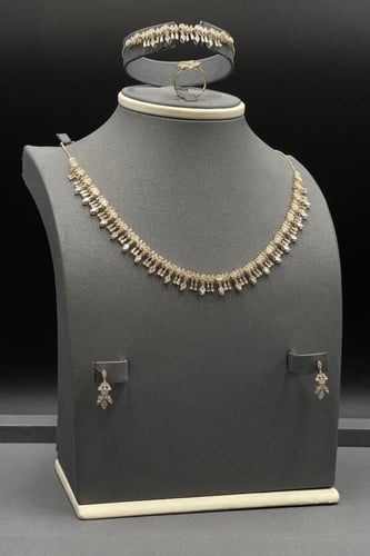 طقم ذهب تصميم الماس عيار 18 وزن 26.1 جرام