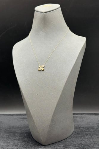 عقد وردة لماع ذهب تصميم الماس عيار 18 وزن من 1 الى...