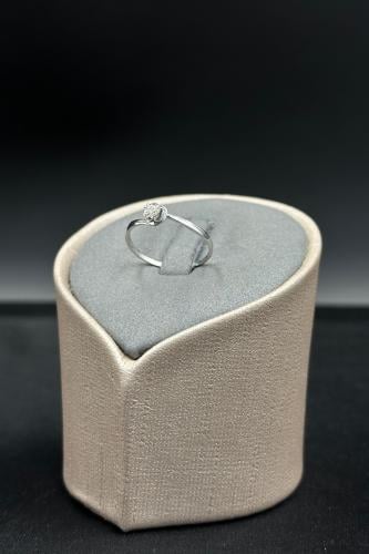 خاتم الماس وزن الذهب : 0.85 جرام وزن الألماس : 0.0...