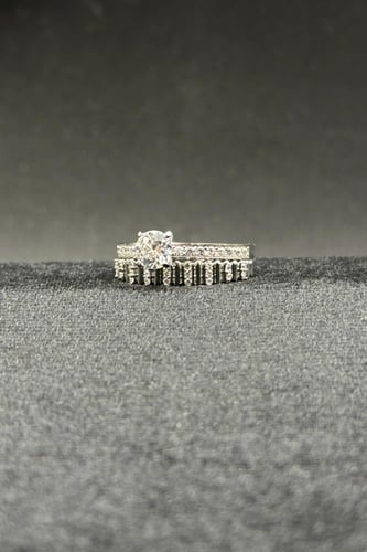 دبلة توينز ذهب ابيض مع فص سوليتير عيار 18 وزن 3 جر...