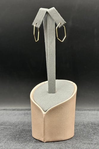 حلق سداسي الشكل ذهب صافي عيار 18 وزن 0.9 جرام