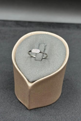 خاتم ذهب ابيض عيار 18 تصميم الماسي ناعم وزن 0.9 جر...