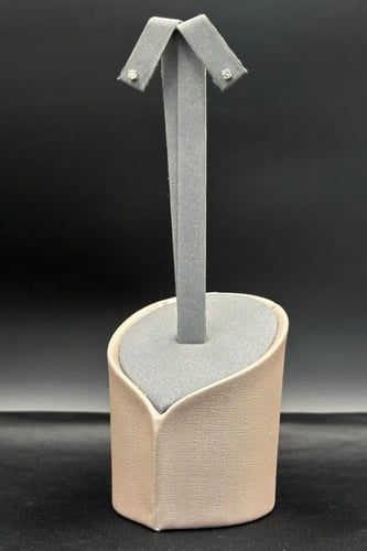 حلق الماس وزن الذهب : 0.42 جرام وزن الألماس : 0.31...